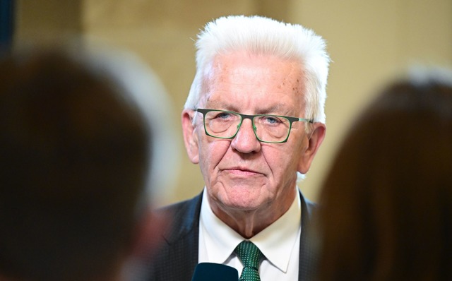 Ministerpräsident Winfried Kretsc...litärischer Forschung beteiligen. | Foto: Bernd Weißbrod/dpa Ministerpräsident Winfried Kretsc...litärischer Forschung beteiligen. | Foto: Bernd Weißbrod/dpa