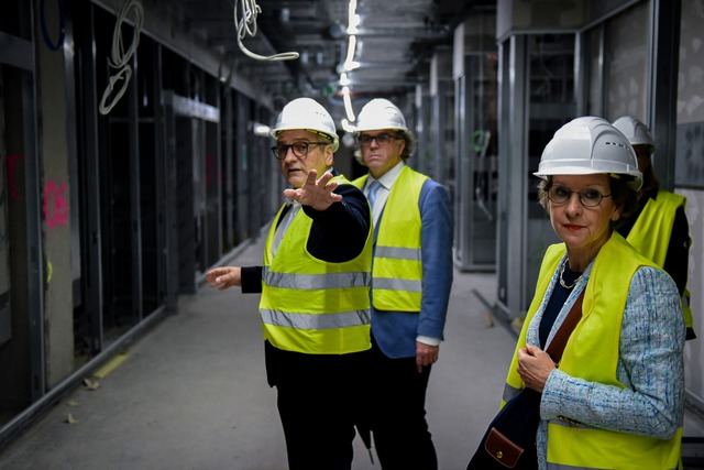 Klinkgeschäftsführer Udo Lavendel erkl...identen und der Landrätin den OP-Trakt | Foto: Jonas Günther Klinkgeschäftsführer Udo Lavendel erkl...identen und der Landrätin den OP-Trakt | Foto: Jonas Günther
