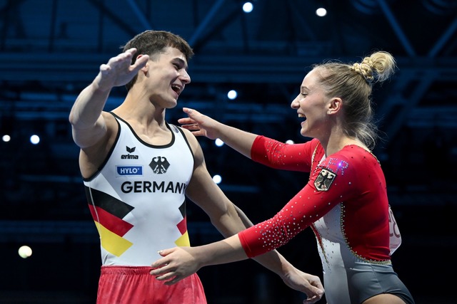 Timo Eder und Karina Sch&ouml;nmaier umarmen sich gl&uuml;cklich.  | Foto: Marijan Murat/dpa