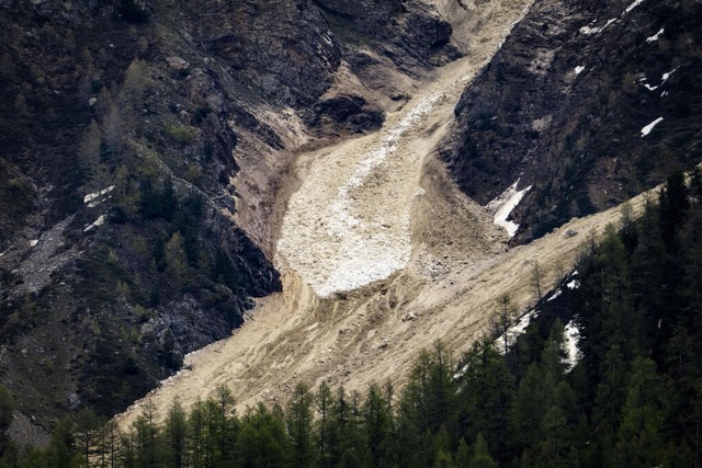 Massen an Geröll und Eis bahnen sich d...bedecken einen Teil des Dorfs Blatten. | Foto: Jean-Christophe Bott (dpa) Massen an Geröll und Eis bahnen sich d...bedecken einen Teil des Dorfs Blatten. | Foto: Jean-Christophe Bott (dpa)