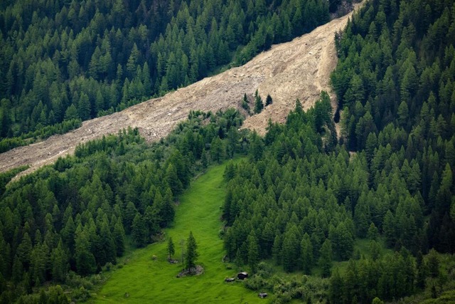 Massen an Geröll und Eis bahnen sich d...bedecken einen Teil des Dorfs Blatten. | Foto: Jean-Christophe Bott (dpa) Massen an Geröll und Eis bahnen sich d...bedecken einen Teil des Dorfs Blatten. | Foto: Jean-Christophe Bott (dpa)