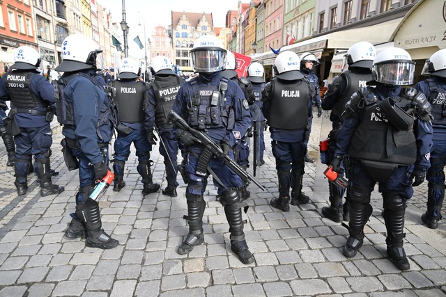 Vor dem Finale war es auf den Stra&szlig;en Breslaus unruhig.  | Foto: Maciej Kulczynski/PAP/dpa