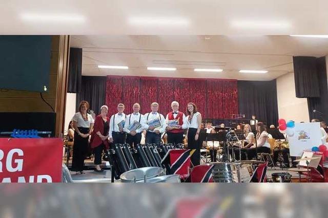 Die Trachtenkapelle Bleibach und Kolberg Steelband verzaubern beim Kuba-Themenkonzert