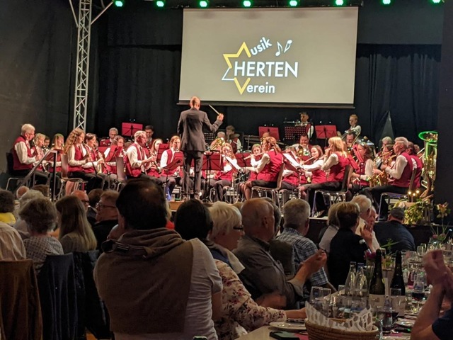 Das Konzept „Musik trifft Wein&#...Halle des Sankt-Josef-Hauses war voll. | Foto: Musikverein Herten Das Konzept „Musik trifft Wein&#...Halle des Sankt-Josef-Hauses war voll. | Foto: Musikverein Herten