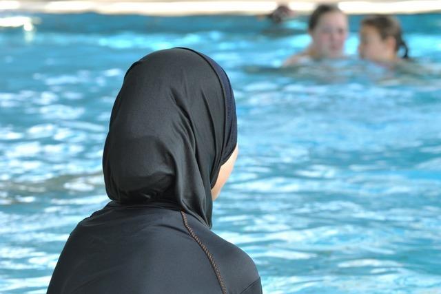 Wie viel Stoff ist beim Baden erlaubt? Schwimmbder in Sdbaden prfen Burkini-Verbot