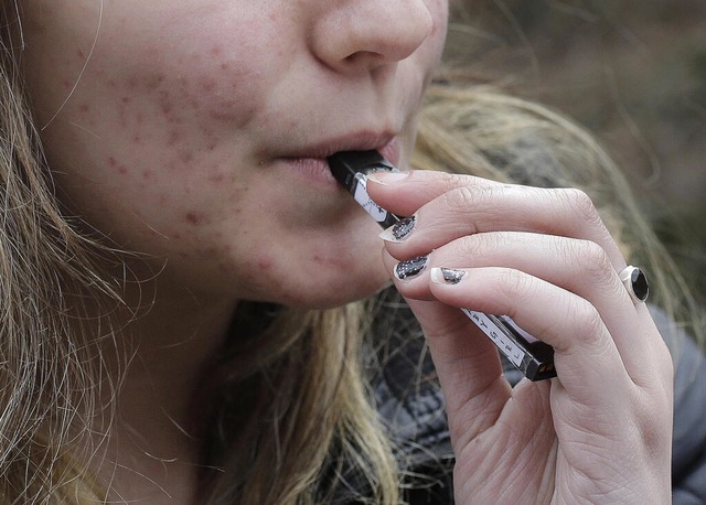 Einweg-Vapes im Trend: Besonders bei Jugendlichen sind die Produkte beliebt. | Foto: Steven Senne (dpa) Einweg-Vapes im Trend: Besonders bei Jugendlichen sind die Produkte beliebt. | Foto: Steven Senne (dpa)