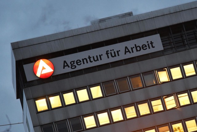 Bei den Bundesagenturen für Arbeit sch...t sorgenvoll auf die aktuellen Zahlen. | Foto: Uwe Zucchi (dpa) Bei den Bundesagenturen für Arbeit sch...t sorgenvoll auf die aktuellen Zahlen. | Foto: Uwe Zucchi (dpa)