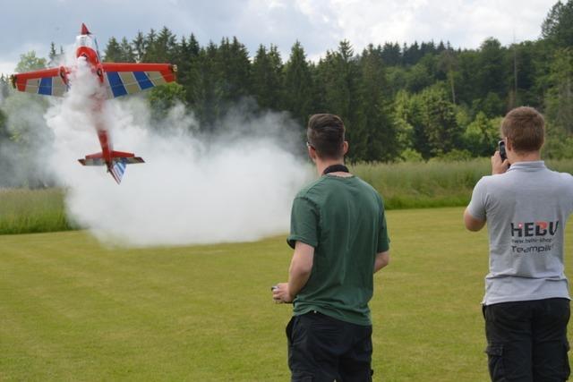 Das Vatertagsfliegen in Schopfheim fasziniert mit atemberaubenden Flugmanövern
