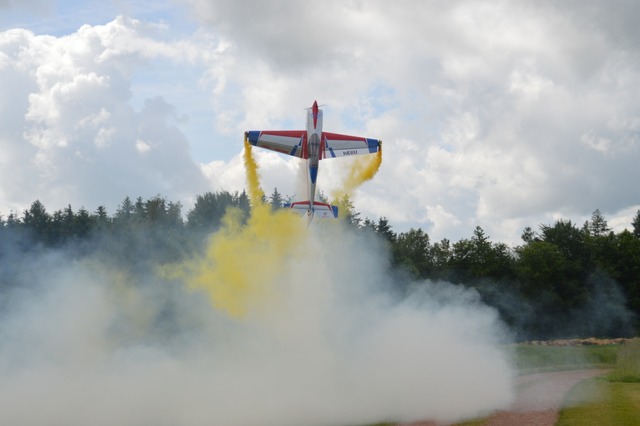 Flug mit Rauchpatronen. | Foto: Edgar Steinfelder Flug mit Rauchpatronen. | Foto: Edgar Steinfelder