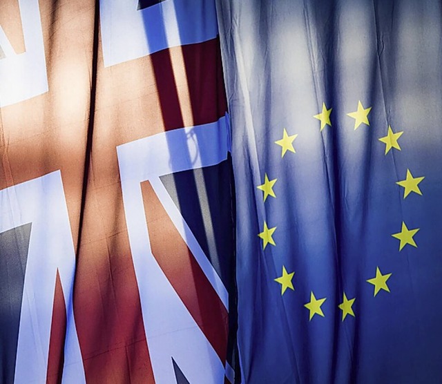 Eine britische und eine EU-Fahne  | Foto: Frank Rumpenhorst (dpa)