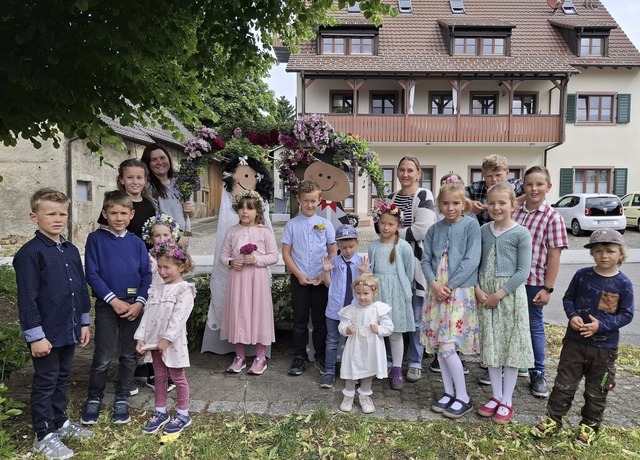 Stelldichein am Dorfbrunnen: Die Braut...lie Naxera, der Brutigam Malte Fuchs.  | Foto: Simone Kammerer
