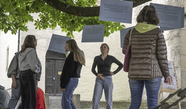 Jugendliche beim Betrachten der aufgehängten Denkanstöße | Foto: Volker Münch Jugendliche beim Betrachten der aufgehängten Denkanstöße | Foto: Volker Münch