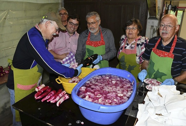 Interessiert beobachtete Brgermeister...von links) das Schneiden der Rettiche.  | Foto: Heinz und Monika Vollmar