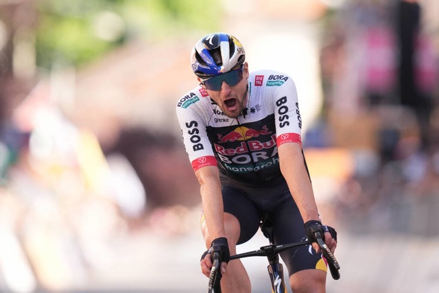 Nico Denz freut sich bei der Zieleinfahrt. | Foto: IMAGO/Massimo Paolone/LaPresse Nico Denz freut sich bei der Zieleinfahrt. | Foto: IMAGO/Massimo Paolone/LaPresse