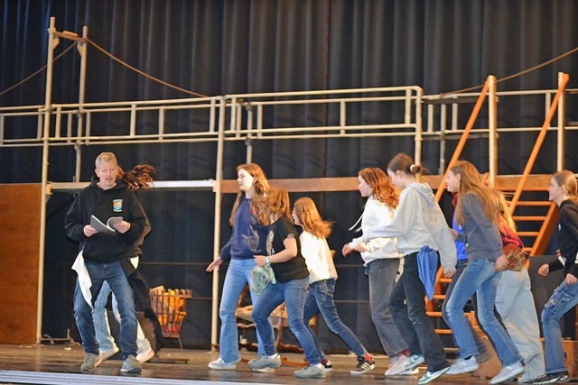 Die Schülerinnen und Schüler proben be...g für das Stück „Oliver!“. | Foto: Christiane Sahli Die Schülerinnen und Schüler proben be...g für das Stück „Oliver!“. | Foto: Christiane Sahli