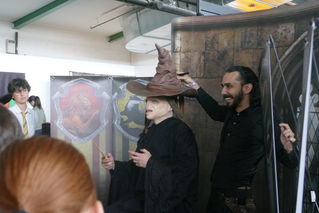 Der Sprechende Hut entscheidet in welc...s Voldemord kommt: Natürlich Slytherin | Foto: Paula Kühn Der Sprechende Hut entscheidet in welc...s Voldemord kommt: Natürlich Slytherin | Foto: Paula Kühn