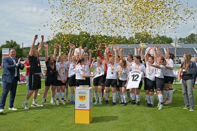 Die Spielerinnen des SV Gottenheim II freuen sich über den Bezirkspokal. | Foto: Achim Keller Die Spielerinnen des SV Gottenheim II freuen sich über den Bezirkspokal. | Foto: Achim Keller