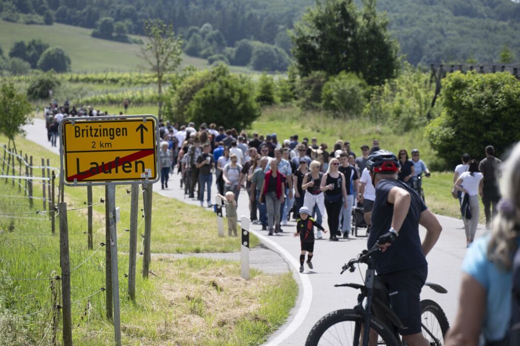 Zwischen 20.000 und 30.000 Menschen pilgerten auf der 14 Kilometer langen Strecke zwischen Müllheim und Staufen. Zwischen 20.000 und 30.000 Menschen pilgerten auf der 14 Kilometer langen Strecke zwischen Müllheim und Staufen.
