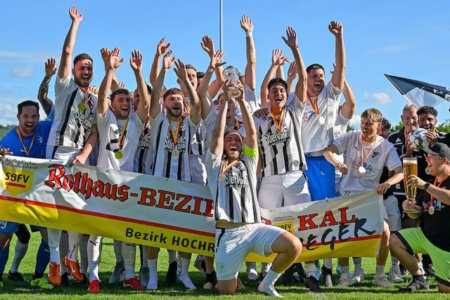 &#8222;Glcksgefhle pur&#8220;: Der W...n Finale den Bezirkspokal in die Hhe.  | Foto: TH Fotografie/Thomas He