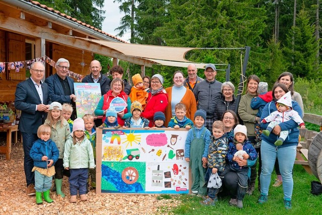 Mit ihrer Arbeit zum Thema „Vom...n der Handwerkskammer (hinten links). | Foto: Wolfgang Scheu Mit ihrer Arbeit zum Thema „Vom...n der Handwerkskammer (hinten links). | Foto: Wolfgang Scheu