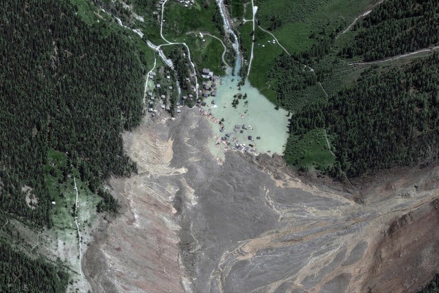 Dieses von Maxar Technologies zur Verf...rch eine Schlammlawine zerstört wurde. | Foto: Foto: -/Maxar Technologies/AP/dpa Dieses von Maxar Technologies zur Verf...rch eine Schlammlawine zerstört wurde. | Foto: Foto: -/Maxar Technologies/AP/dpa