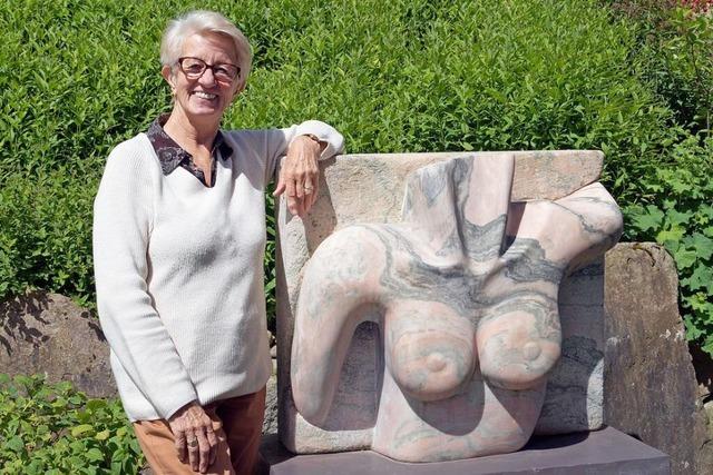 Kraftvoll-ruhende Kunst aus Steinblcken gibt es in Bamlach zu sehen