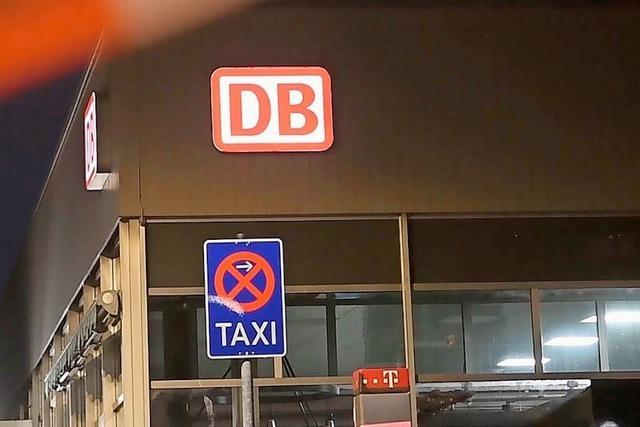 Regionalzug fährt am Lahrer Bahnhof über Einkaufswagen