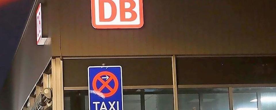 Regionalzug fhrt am Lahrer Bahnhof ber Einkaufswagen