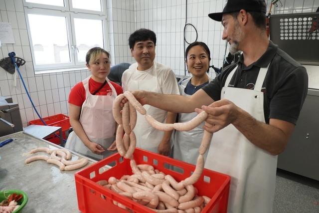 Metzger Markus Strecker erklärt Gästen aus Japan im "Rebstock" in Münchweier, wie man Würste macht