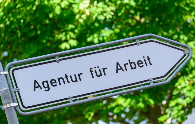 Eine echte Belebung lässt noch auf sic... im Kreis Lörrach überraschend stabil. | Foto: Patrick Pleul (dpa) Eine echte Belebung lässt noch auf sic... im Kreis Lörrach überraschend stabil. | Foto: Patrick Pleul (dpa)