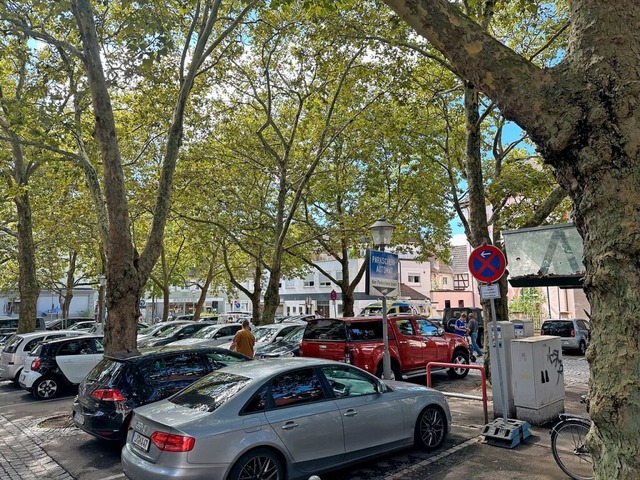 Ein schattiger Platz in der Innenstadt...beschatten seine Bäume parkende Autos. | Foto: Helmut Seller Ein schattiger Platz in der Innenstadt...beschatten seine Bäume parkende Autos. | Foto: Helmut Seller