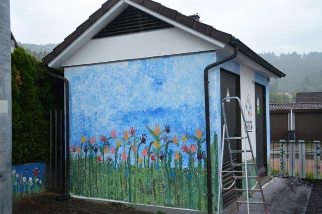 Grundschler aus Hasel packen bei Schulhofverschnerung selbst mit an