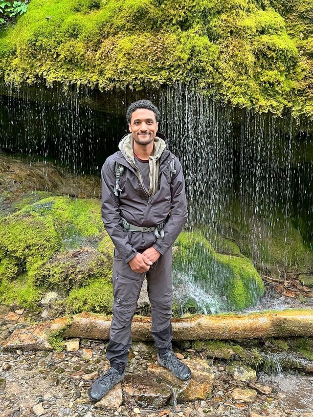Wutachranger Djilon Sambou an einem Kalktuff-Wasserfall in der Wutachschlucht  | Foto: Lina Boegel