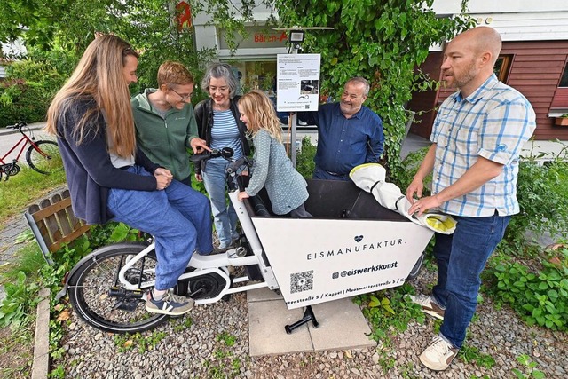 Freude herrschte bei der Lastenrad-Ein...ts: Ortsvorsteher Christoph Brender). | Foto: Thomas Kunz Freude herrschte bei der Lastenrad-Ein...ts: Ortsvorsteher Christoph Brender). | Foto: Thomas Kunz