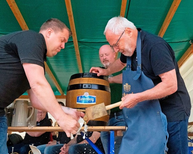 Scherben bringen Glück: Der „Sic... Holzschlag zerdeppert einen Steinkrug | Foto: Wolfgang Scheu Scherben bringen Glück: Der „Sic... Holzschlag zerdeppert einen Steinkrug | Foto: Wolfgang Scheu