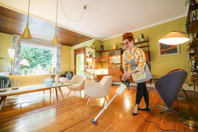 Die Friseurin Kitty Steiner saugt im W...til der 1960er Jahre eingerichtet ist. | Foto: Christoph Reichwein (dpa) Die Friseurin Kitty Steiner saugt im W...til der 1960er Jahre eingerichtet ist. | Foto: Christoph Reichwein (dpa)