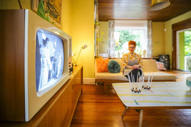 Die Friseurin Kitty Steiner sitzt auf ...enfernseher Fernsehen in schwarz-weiß. | Foto: Christoph Reichwein (dpa) Die Friseurin Kitty Steiner sitzt auf ...enfernseher Fernsehen in schwarz-weiß. | Foto: Christoph Reichwein (dpa)