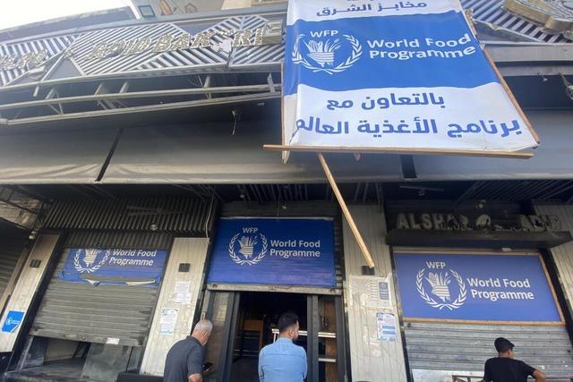 Newsblog: 77 Lkws mit Hilfsgütern in Gaza gestürmt