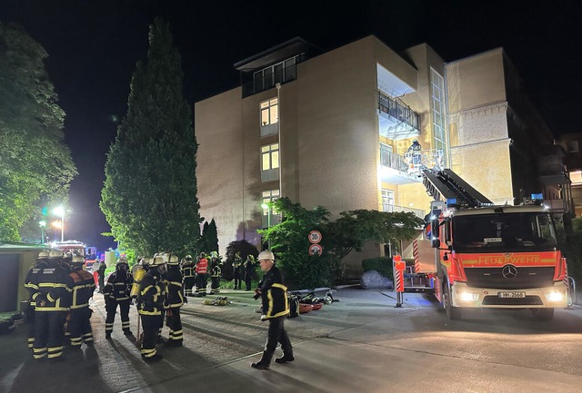Feuerwehrleute mit Atemschutzgerät und...aus im Hamburger Stadtteil Hohenfelde. | Foto: Steven Hutchings (dpa) Feuerwehrleute mit Atemschutzgerät und...aus im Hamburger Stadtteil Hohenfelde. | Foto: Steven Hutchings (dpa)