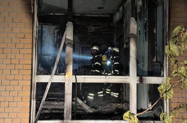 Feuerwehrleute mit Atemschutzgerät arb...rannten Raum im Erdgeschoß der Klinik. | Foto: Steven Hutchings (dpa) Feuerwehrleute mit Atemschutzgerät arb...rannten Raum im Erdgeschoß der Klinik. | Foto: Steven Hutchings (dpa)
