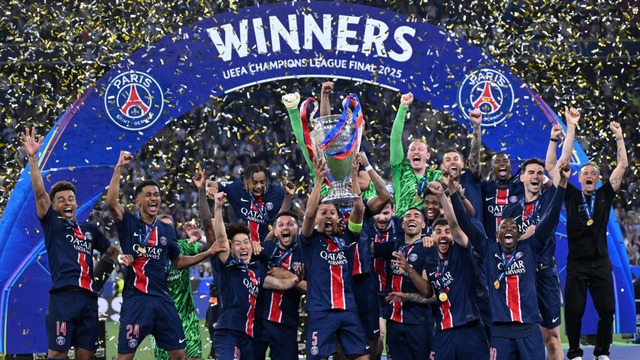 Die Mannschaft von Paris Saint-Germain feiert ihren Sieg der Champions League. | Foto: Robert Michael (dpa) Die Mannschaft von Paris Saint-Germain feiert ihren Sieg der Champions League. | Foto: Robert Michael (dpa)