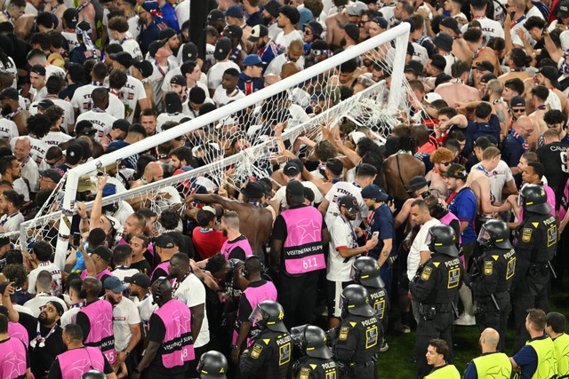 Fans der Pariser stürmen nach dem Spiel das Feld und reißen das Tornetz ab. | Foto: Peter Kneffel (dpa) Fans der Pariser stürmen nach dem Spiel das Feld und reißen das Tornetz ab. | Foto: Peter Kneffel (dpa)