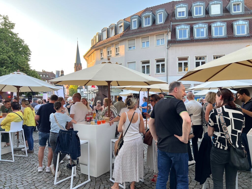 Lounge, DJ, Cocktailbar und 360-Grad-Videoplattform fr Instagram: Die BZ hat - gemeinsam mit ihren Partnern Modebox und Autohaus Schmolck - eine Party auf dem Emmendinger Marktplatz geschmissen.