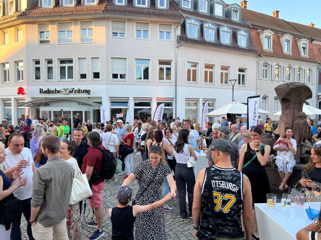 Lounge, DJ, Cocktailbar und 360-Grad-Videoplattform fr Instagram: Die BZ hat - gemeinsam mit ihren Partnern Modebox und Autohaus Schmolck - eine Party auf dem Emmendinger Marktplatz geschmissen.