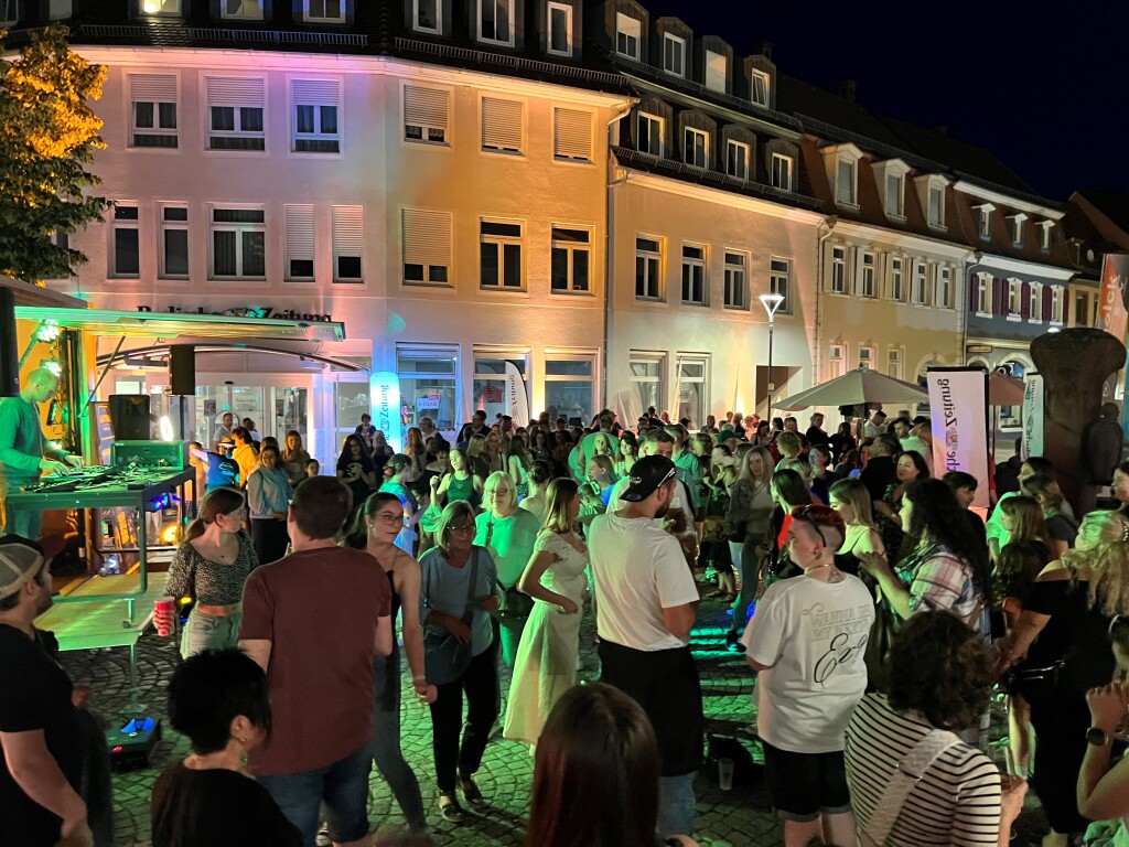 Lounge, DJ, Cocktailbar und 360-Grad-Videoplattform fr Instagram: Die BZ hat - gemeinsam mit ihren Partnern Modebox und Autohaus Schmolck - eine Party auf dem Emmendinger Marktplatz geschmissen.