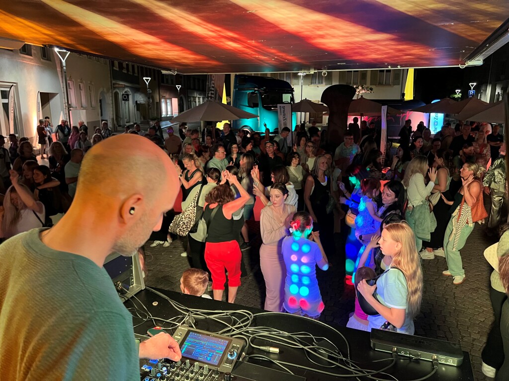 Lounge, DJ, Cocktailbar und 360-Grad-Videoplattform fr Instagram: Die BZ hat - gemeinsam mit ihren Partnern Modebox und Autohaus Schmolck - eine Party auf dem Emmendinger Marktplatz geschmissen.