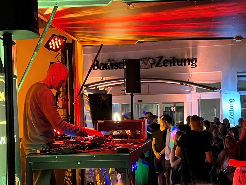 Lounge, DJ, Cocktailbar und 360-Grad-Videoplattform fr Instagram: Die BZ hat - gemeinsam mit ihren Partnern Modebox und Autohaus Schmolck - eine Party auf dem Emmendinger Marktplatz geschmissen.