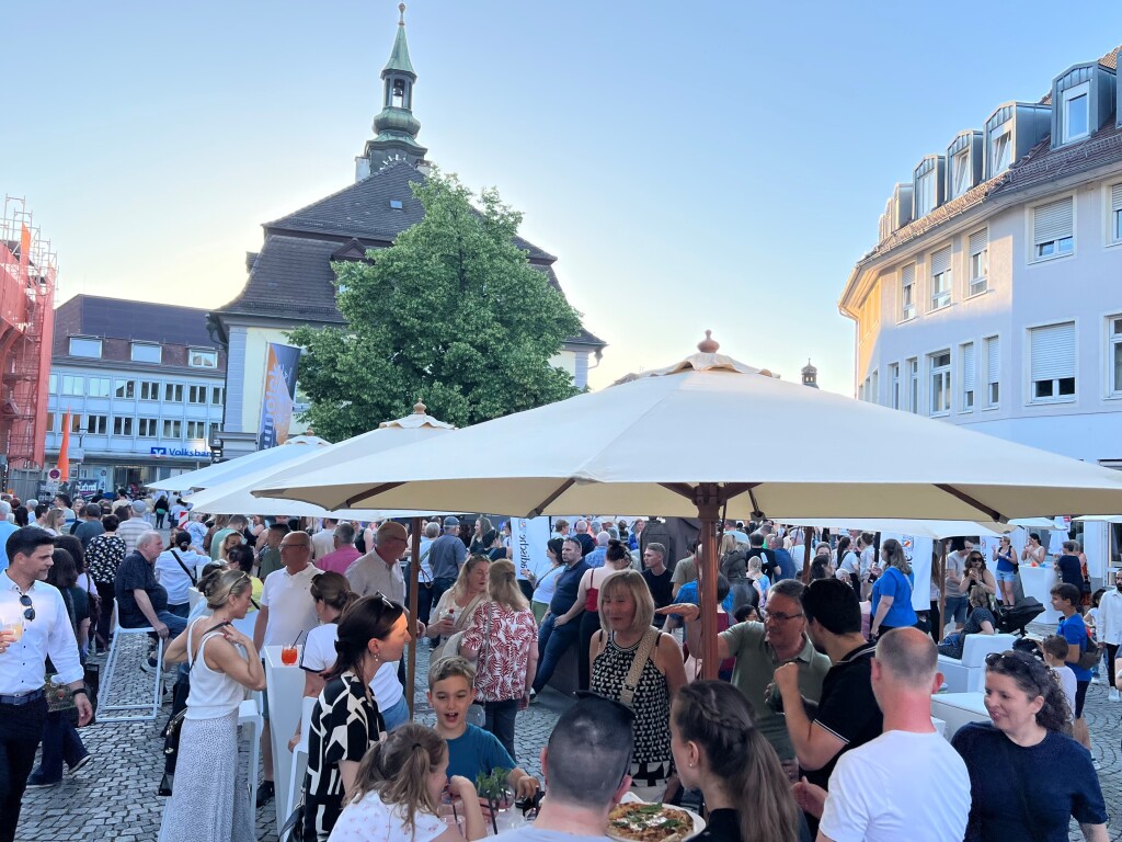 Lounge, DJ, Cocktailbar und 360-Grad-Videoplattform fr Instagram: Die BZ hat - gemeinsam mit ihren Partnern Modebox und Autohaus Schmolck - eine Party auf dem Emmendinger Marktplatz geschmissen.
