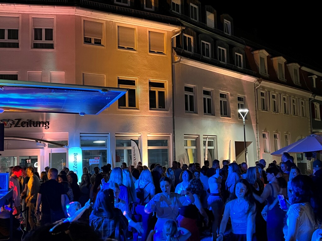 Lounge, DJ, Cocktailbar und 360-Grad-Videoplattform fr Instagram: Die BZ hat - gemeinsam mit ihren Partnern Modebox und Autohaus Schmolck - eine Party auf dem Emmendinger Marktplatz geschmissen.