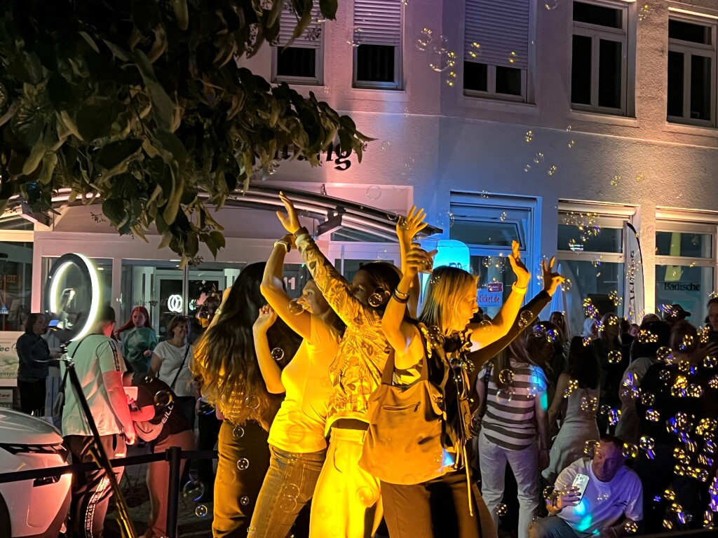 Lounge, DJ, Cocktailbar und 360-Grad-Videoplattform fr Instagram: Die BZ hat - gemeinsam mit ihren Partnern Modebox und Autohaus Schmolck - eine Party auf dem Emmendinger Marktplatz geschmissen.